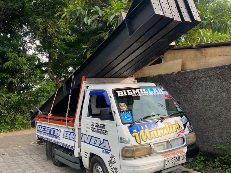 Pick up bak jungkit (tipper) menurunkan muatan