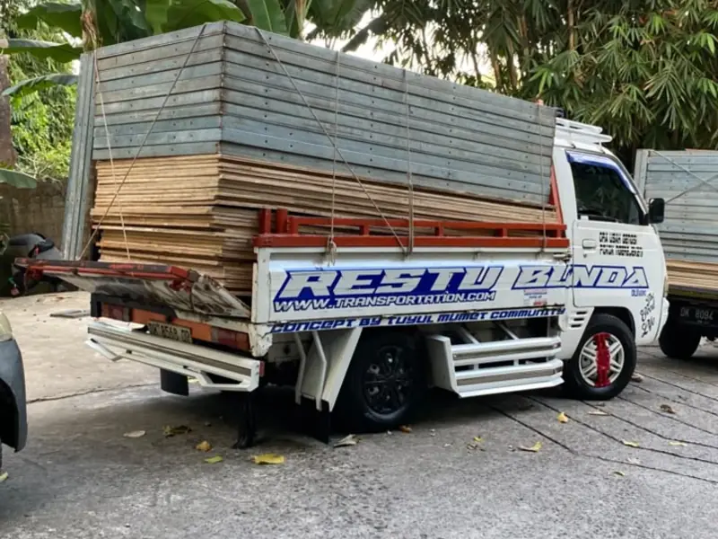 Pick up mengangkut kayu di Bali