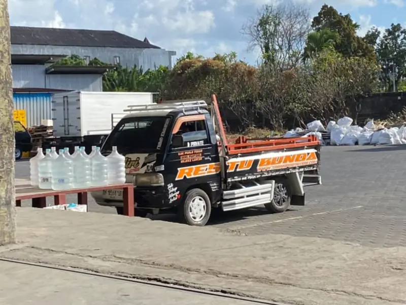 Pick up memuat barang di gudang